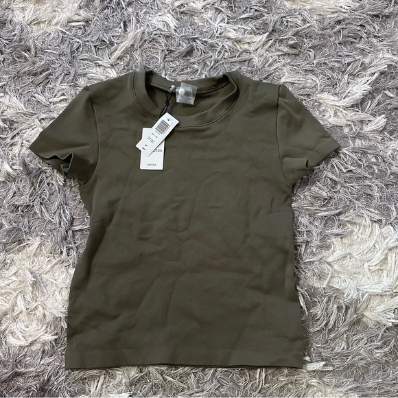 Aritzia willow shirt (no tags, they’ve been removed since photo taken) - Picture 1 of 3